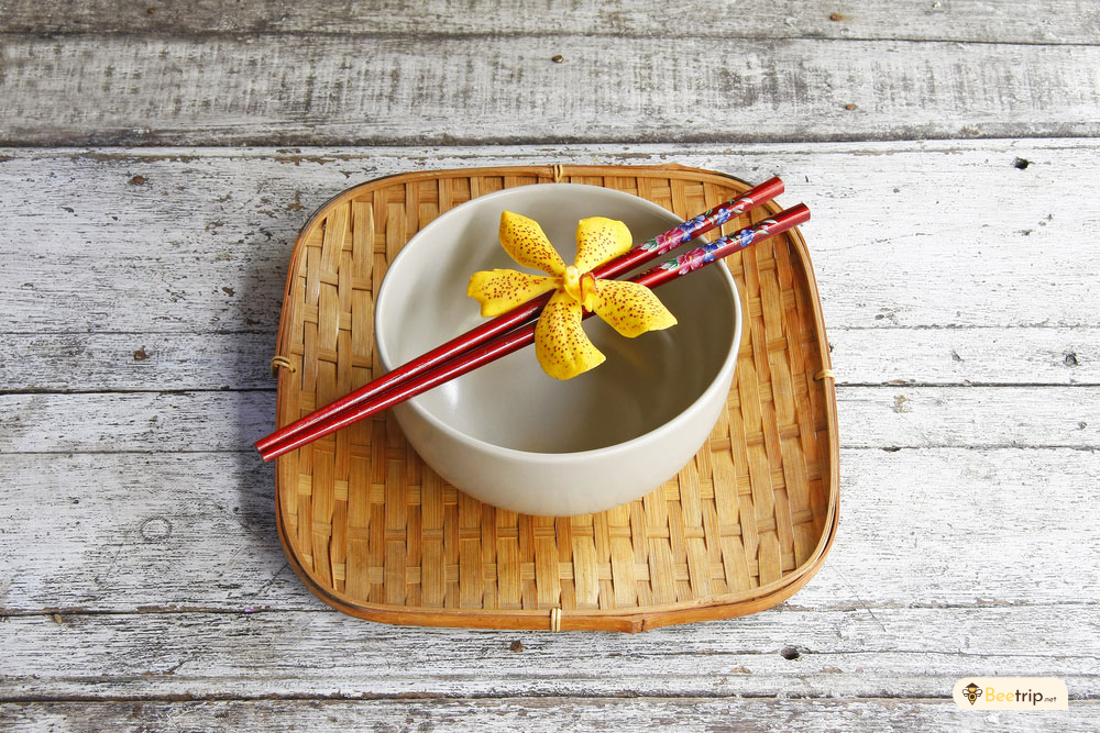 chopsticks-on-top-of-the-bowl