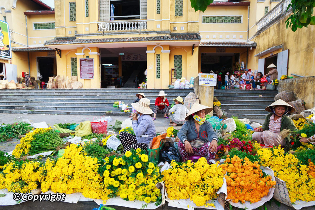 florists-in-hoi-an-market