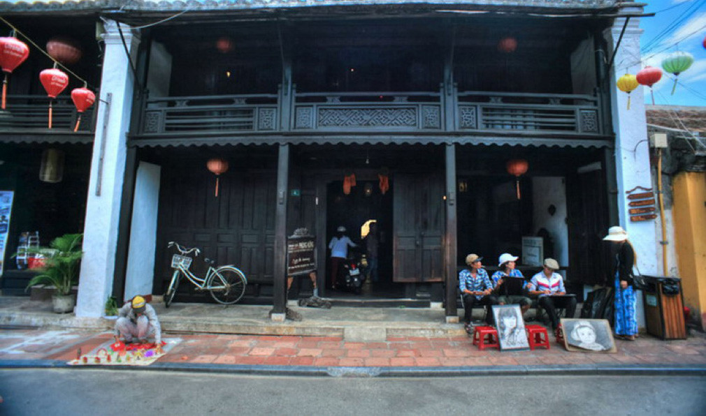 front-phung-hung-old-house